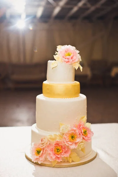 Bolo Casamento Multinível Decorado Com Flores Rosa — Fotografia de Stock