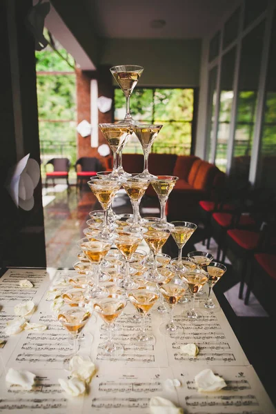 Düğün Masasında Martini Bardakları Piramidi — Stok fotoğraf