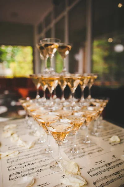 Piramide Bicchieri Martini Sulla Tavola Nuziale — Foto Stock