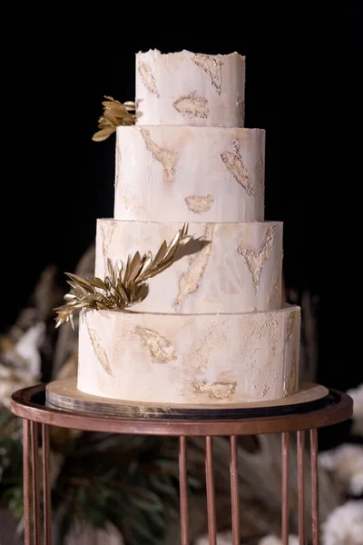 Многоуровневый Свадебный Торт Украшен Золотыми Цветами — стоковое фото