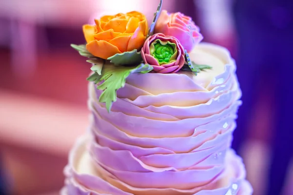 Многоуровневый Свадебный Торт Украшен Съедобными Цветами — стоковое фото
