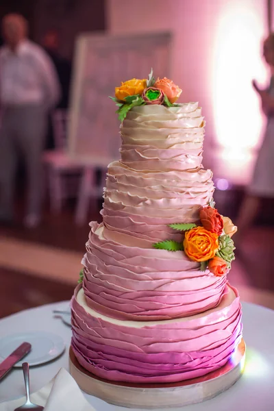 Bolo Casamento Multinível Decorado Com Flores Comestíveis — Fotografia de Stock