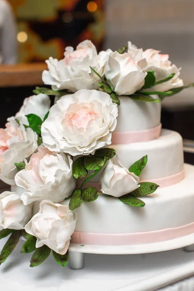 Mehrstöckige Hochzeitstorte Auf Dem Mit Rosen Dekorierten Tisch — Stockfoto