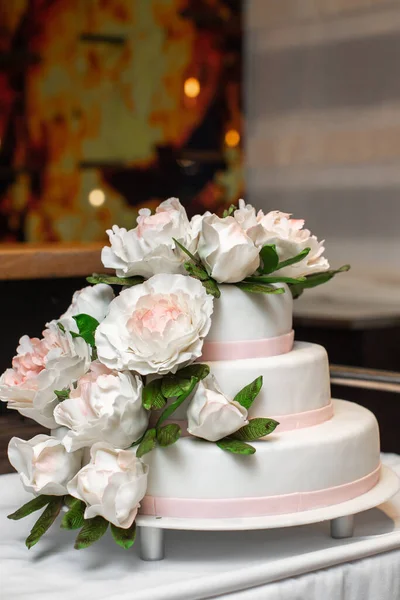 Bolo Casamento Multinível Mesa Decorado Com Rosas — Fotografia de Stock