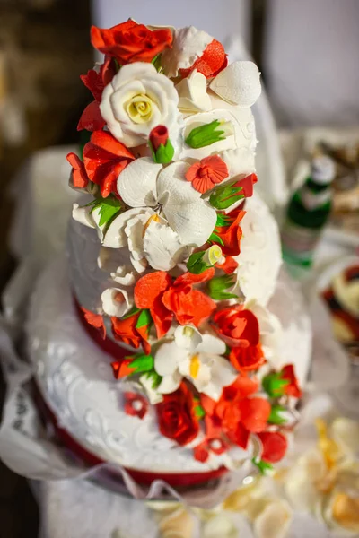 Pastel Boda Multinivel Mesa Decorado Con Rosas —  Fotos de Stock