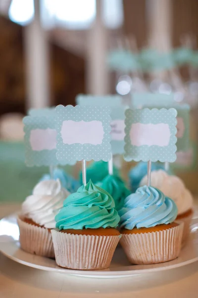 Muffins Plato Decorado Con Crema Multicolor — Foto de Stock