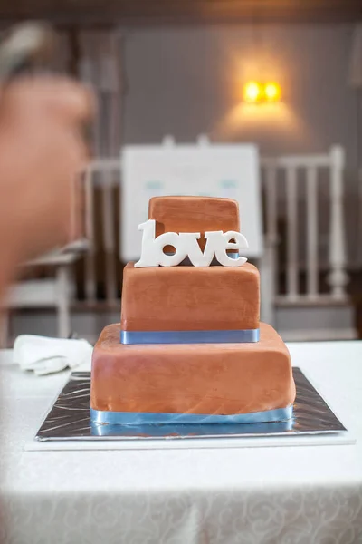 Многоуровневый Свадебный Торт Украшен Надписью Любовь — стоковое фото