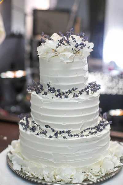 Многоуровневый Свадебный Торт Украшен Различными Цветами — стоковое фото