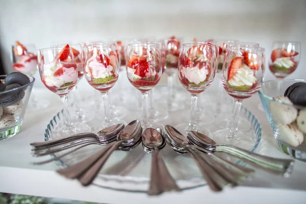 Reihenweise Desserts Auf Dem Hochzeitstisch — Stockfoto