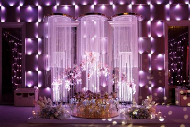 Düğün masasındaki vazoda bir buket çiçek..