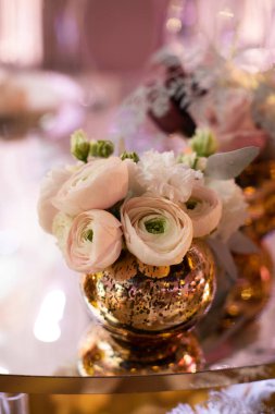 Düğün masasındaki vazoda bir buket çiçek..