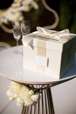 Düğün töreninde hediyeler için karton kutu..