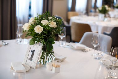 Düğün masasındaki vazoda bir buket çiçek..