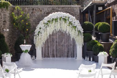 Zeytin bahçesinde açık havada düğün..