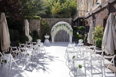 Zeytin bahçesinde açık havada düğün..