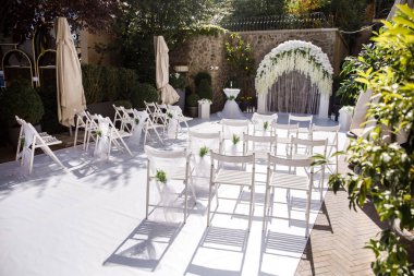 Zeytin bahçesinde açık havada düğün..