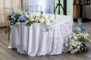 Düğün masasındaki vazoda bir buket çiçek..