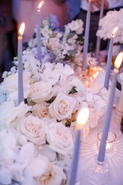 Düğün masasındaki vazoda bir buket çiçek..