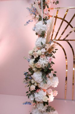 Düğün töreni için kemerde çiçekler..