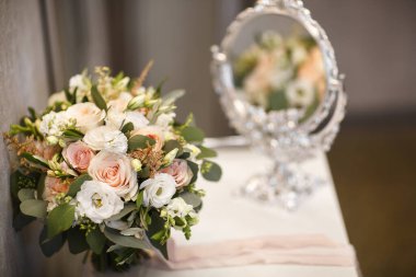 Düğün masasındaki vazoda bir buket çiçek..