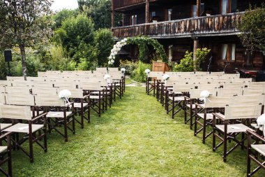 Zeytin bahçesinde açık havada düğün..