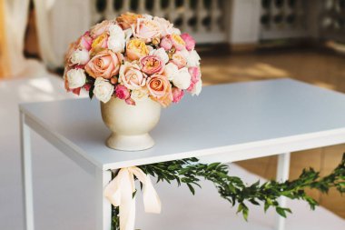 Düğün masasındaki vazoda bir buket çiçek..