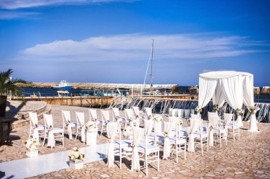 Zeytin bahçesinde açık havada düğün..