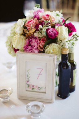 Düğün masasındaki vazoda bir buket çiçek..