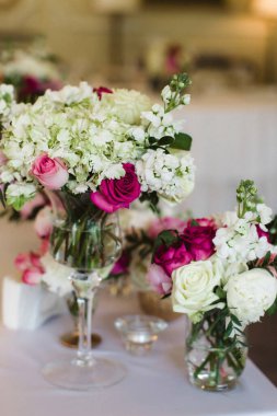 Düğün masasındaki vazoda bir buket çiçek..