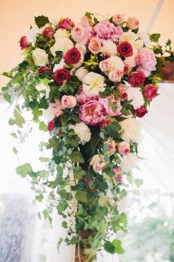 Düğün töreni için kemerde çiçekler..