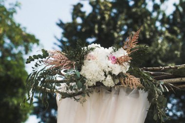 Düğün töreni için kemerde çiçekler..