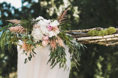 Düğün töreni için kemerde çiçekler..