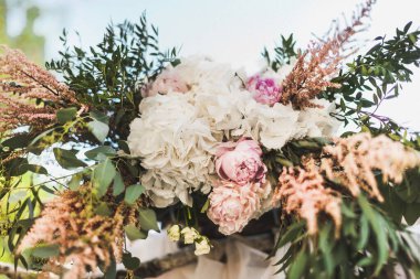 Düğün töreni için kemerde çiçekler..