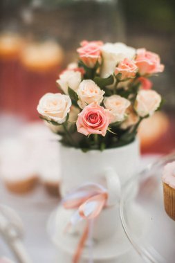 Düğün masasındaki vazoda bir buket çiçek..
