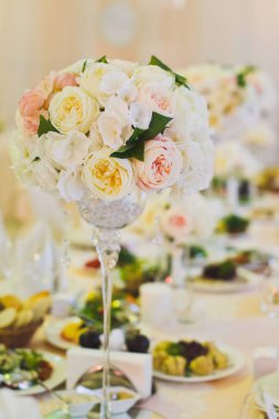 Düğün masasındaki vazoda bir buket çiçek..