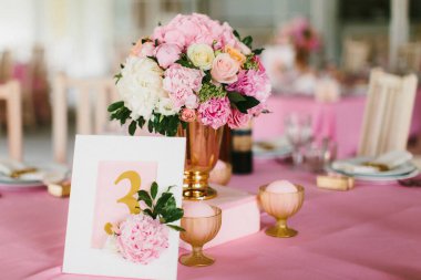 Düğün masasındaki vazoda bir buket çiçek..