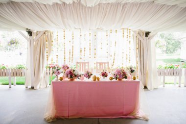 Düğün masasında vazodaki çiçek buketleri.