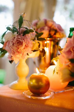 Düğün masasındaki vazoda bir buket çiçek..