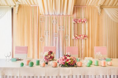 Düğün masasında vazodaki çiçek buketleri.