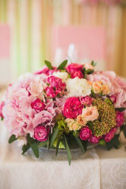 Düğün masasındaki vazoda bir buket çiçek..