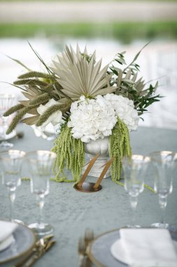 Düğün masasındaki vazoda bir buket çiçek..