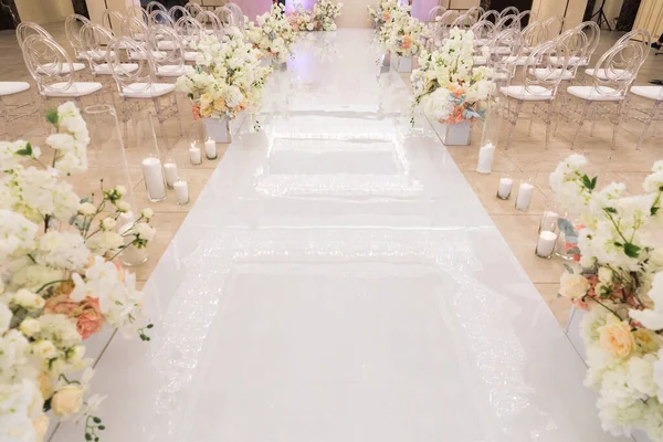 Bröllopsceremoni Med Rader Blommor Hallen — Stockfoto