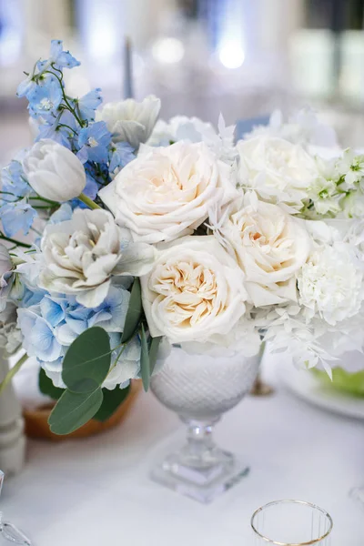 Kytice Květin Váze Svatebním Stole — Stock fotografie