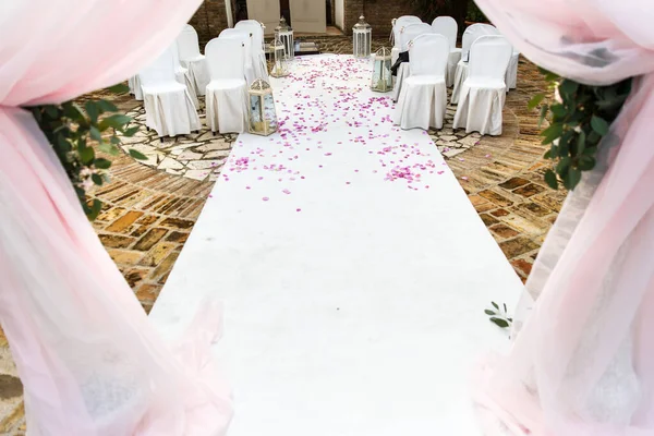 White Chairs Outdoor Wedding Ceremony — Fotografia de Stock