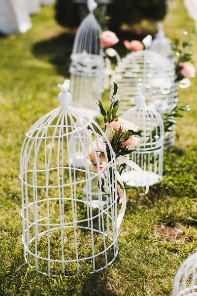 Beautiful Delicate Flowers Wedding Ceremony Flowers Cage — Stock Photo, Image