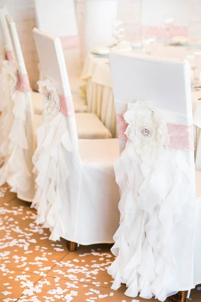 White Chairs Fabric Flowers Wedding Banquet — Stock fotografie