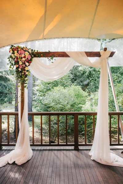Wooden Arch Flowers Outdoor Wedding Ceremony — Stockfoto