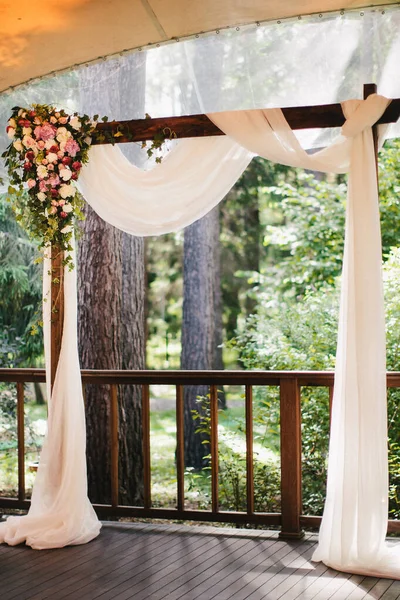 Wooden Arch Flowers Outdoor Wedding Ceremony — Stock Photo, Image