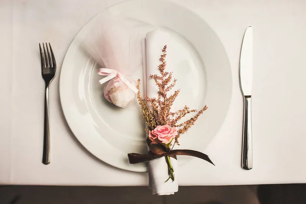 Bouquet Flowers Plate Wedding Table — стоковое фото