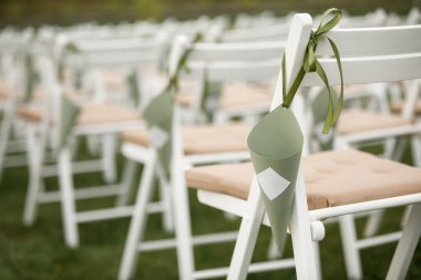 Green envelope for petals at the wedding ceremony.